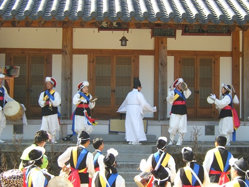 하늘의 복을 바라며 쇠잽이가 신명나게 꽹과리를 칩니다 